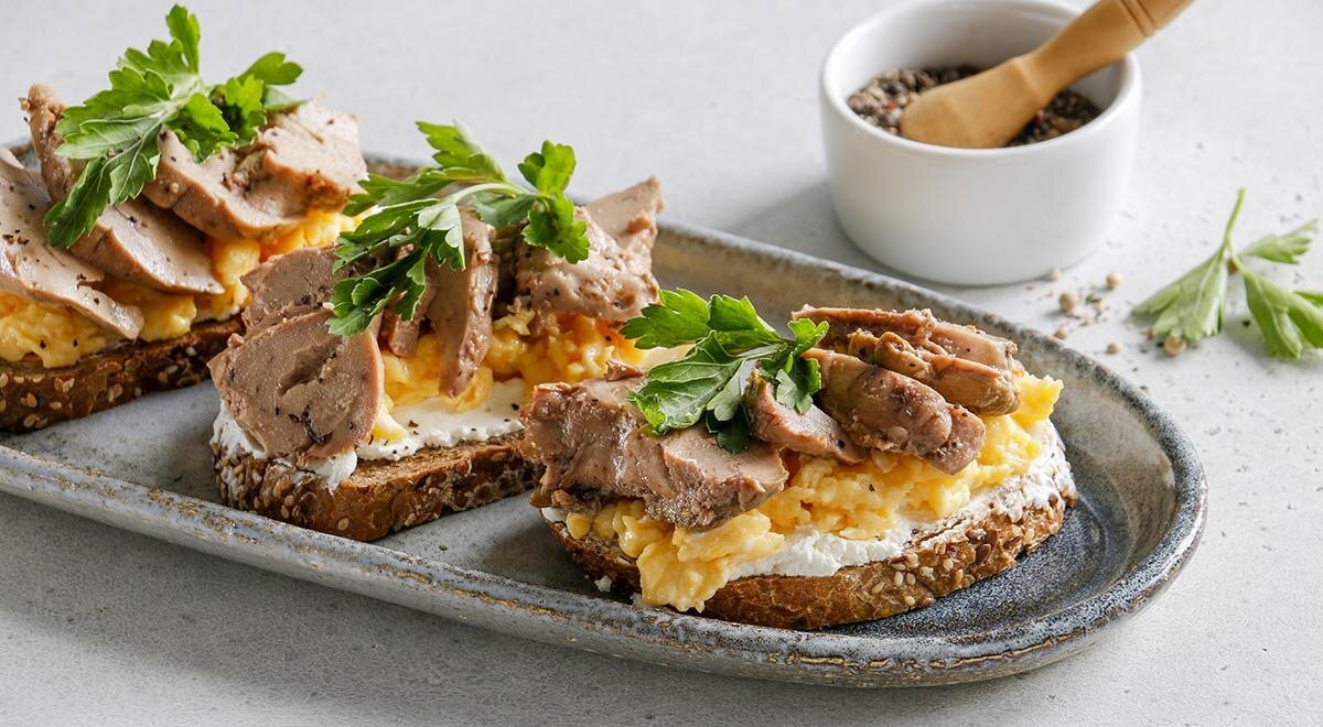 Идеальный перекус: нежный бутерброд с печенью трески и творожным сыром