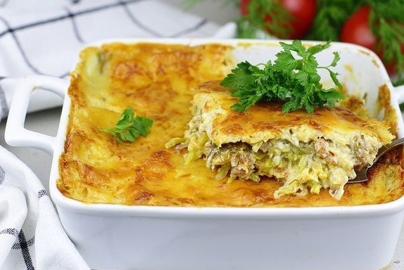 Сочная запеканка из кабачков с беконом и нежным бешамелем