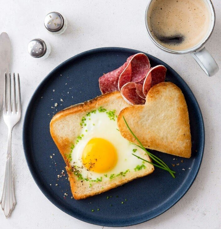 Необычные тосты с яйцом пашот: рецепт для романтического завтрака
