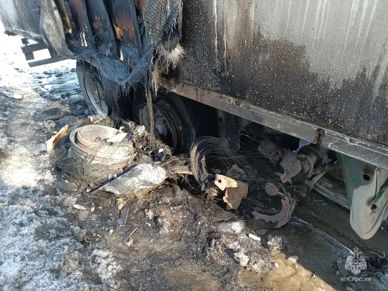 Водитель большегруза пострадал при взрыве загоревшегося колеса на трассе в Удмуртии