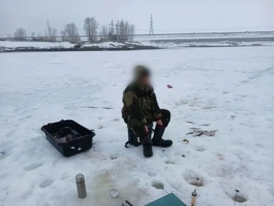 Жителя Пермского края чуть не унесло на отколовшейся льдине в Удмуртию