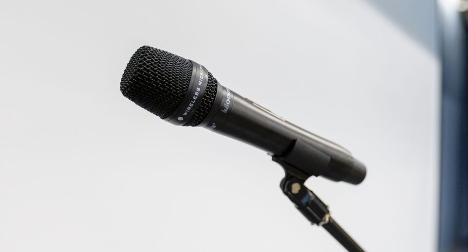 Депутат Госдумы призывает к отказу от латиницы: артисты оказались в центре скандала