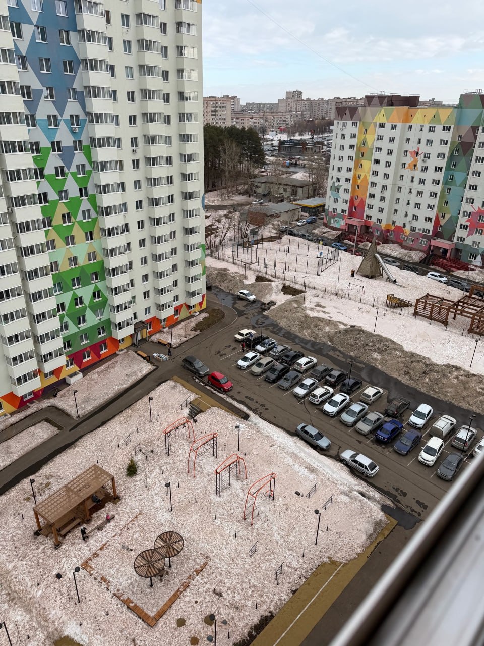 Нам сообщают, что в городке Строителей в Ижевске снег опять порозовел от кирпичной пыли с завода ИЗКМ