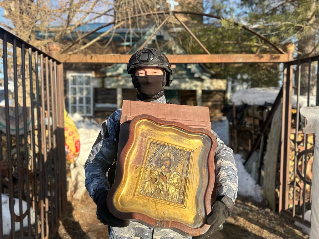 Судебные приставы Удмуртии по решению суда изъяли свыше 100 старинных икон и предметов религиозного назначения, сообщает пресс-служба УФССП России по республике