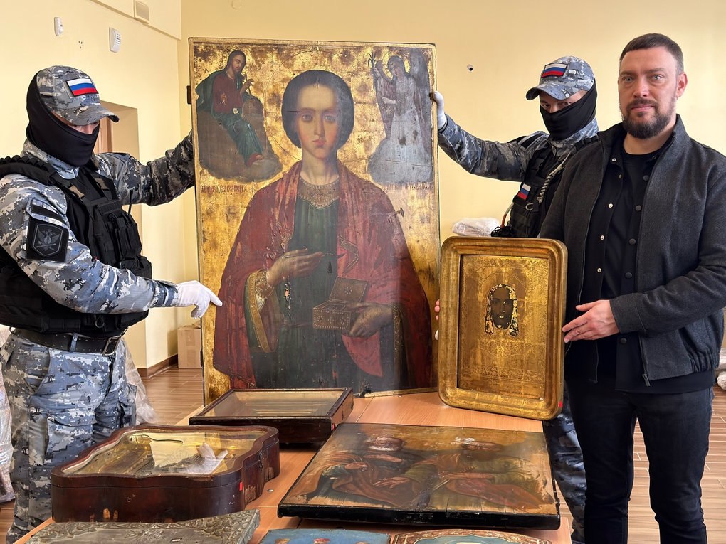 Судебные приставы Удмуртии по решению суда изъяли свыше 100 старинных икон и предметов религиозного назначения, сообщает пресс-служба УФССП России по республике Судебные приставы Удмуртии по решению суда изъяли свыше 100 старинных икон и предметов религиозного назначения, сообщает пресс-служба УФССП России по республике