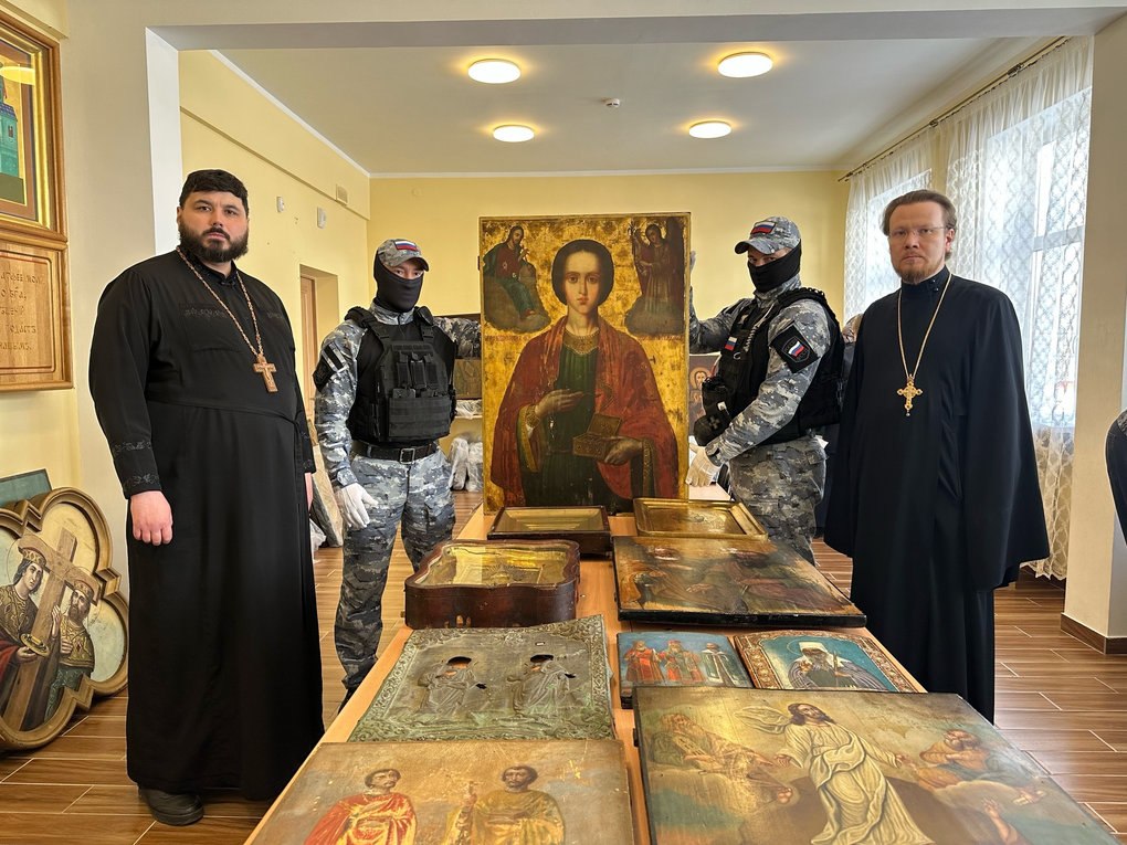 Судебные приставы Удмуртии по решению суда изъяли свыше 100 старинных икон и предметов религиозного назначения, сообщает пресс-служба УФССП России по республике Судебные приставы Удмуртии по решению суда изъяли свыше 100 старинных икон и предметов религиозного назначения, сообщает пресс-служба УФССП России по республике