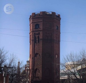 В Ижевске за ЦУМом, у музея Калашникова, стоит водонапорная башня 1915 года