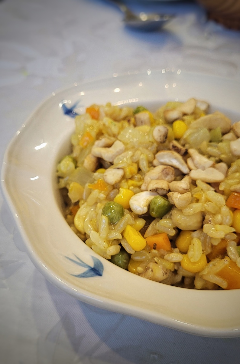 Неповторимый жареный рис с овощами и орехами для истинных гурманов