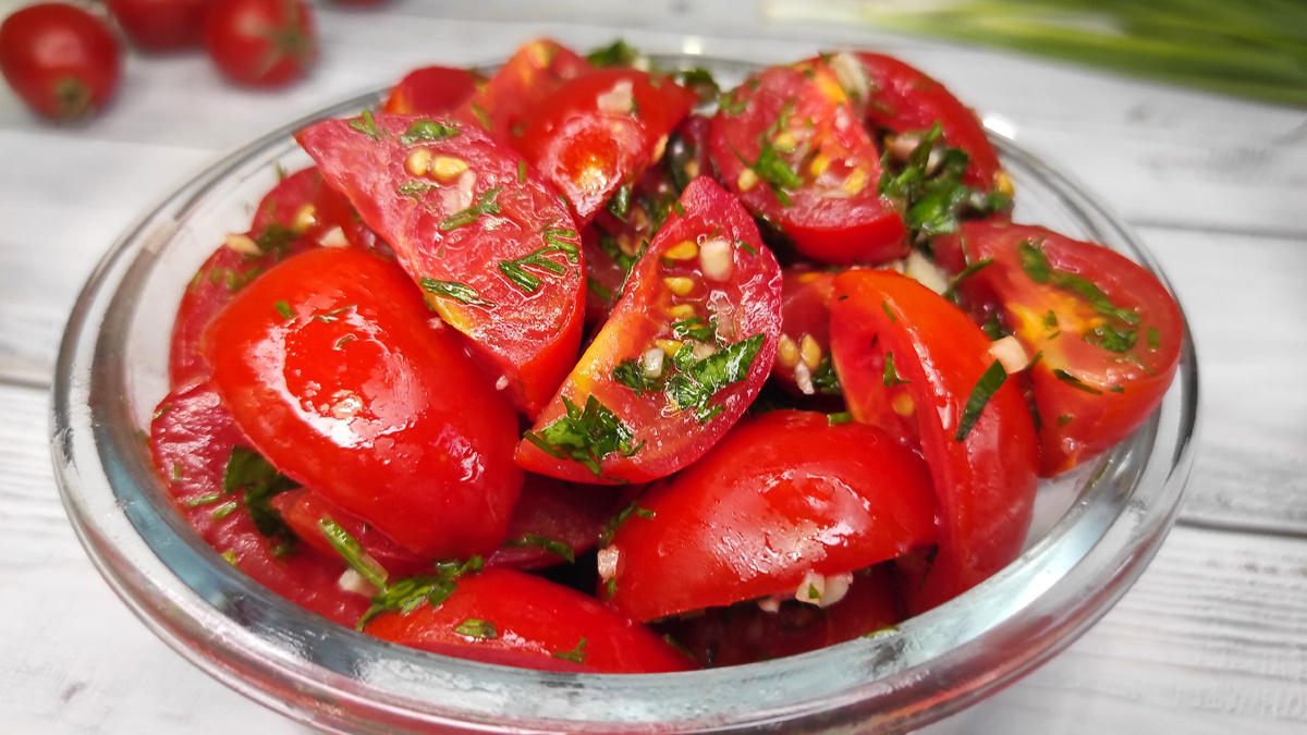 Необычная закуска из помидоров с чесноком и зеленью, которую стоит попробовать