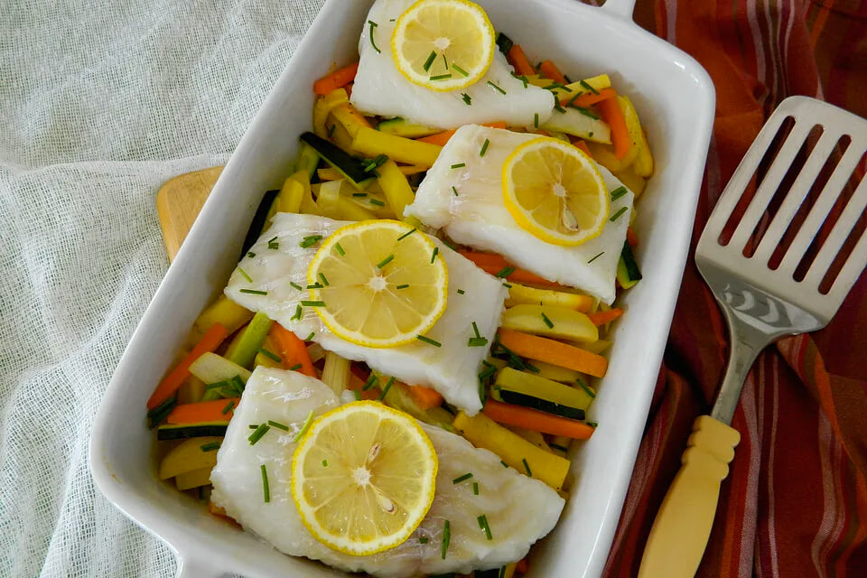 Треска на овощном гарнире: быстро и вкусно