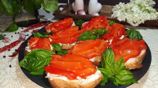 Вкусные тосты с творожным сыром и запечёнными перцами: идеальное угощение для праздника