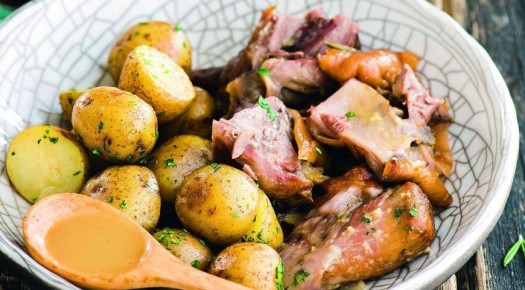 Нежная свиная рулька в белом вине с ароматными травами