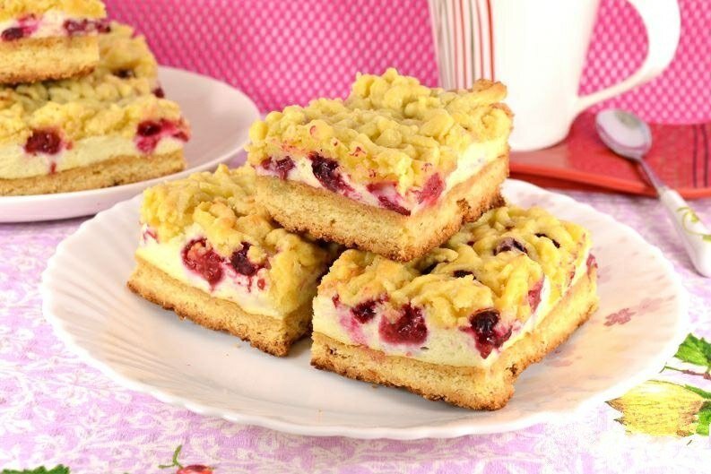 Легкий и ароматный песочный пирог с ягодами