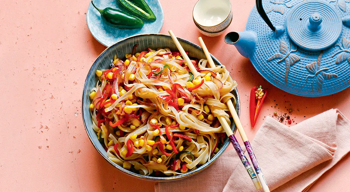 Аппетитная рисовая лапша с перцем и кукурузой для любителей азиатской кухни
