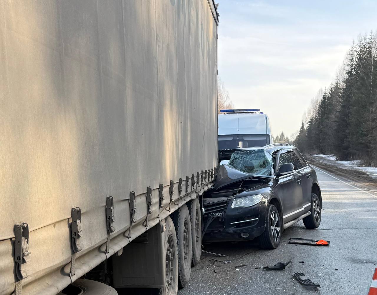 Четыре человека пострадали в ДТП на федеральной трассе в Удмуртии Четыре человека пострадали в ДТП на федеральной трассе в Удмуртии