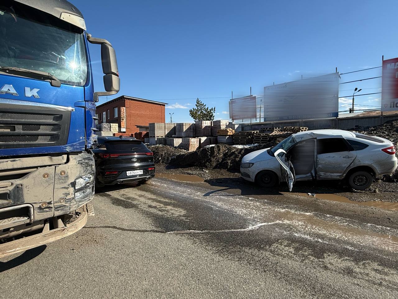 Водитель «Лада Гранта» погиб в столкновении с грузовиком в Ижевске Водитель «Лада Гранта» погиб в столкновении с грузовиком в Ижевске