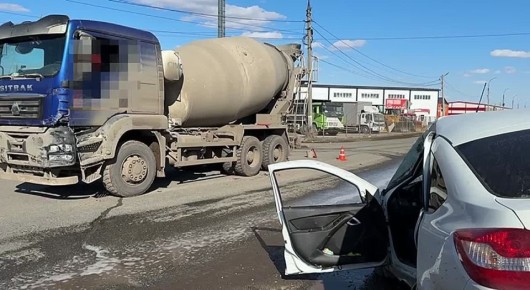 Водитель «Лада Гранта» погиб в столкновении с грузовиком в Ижевске