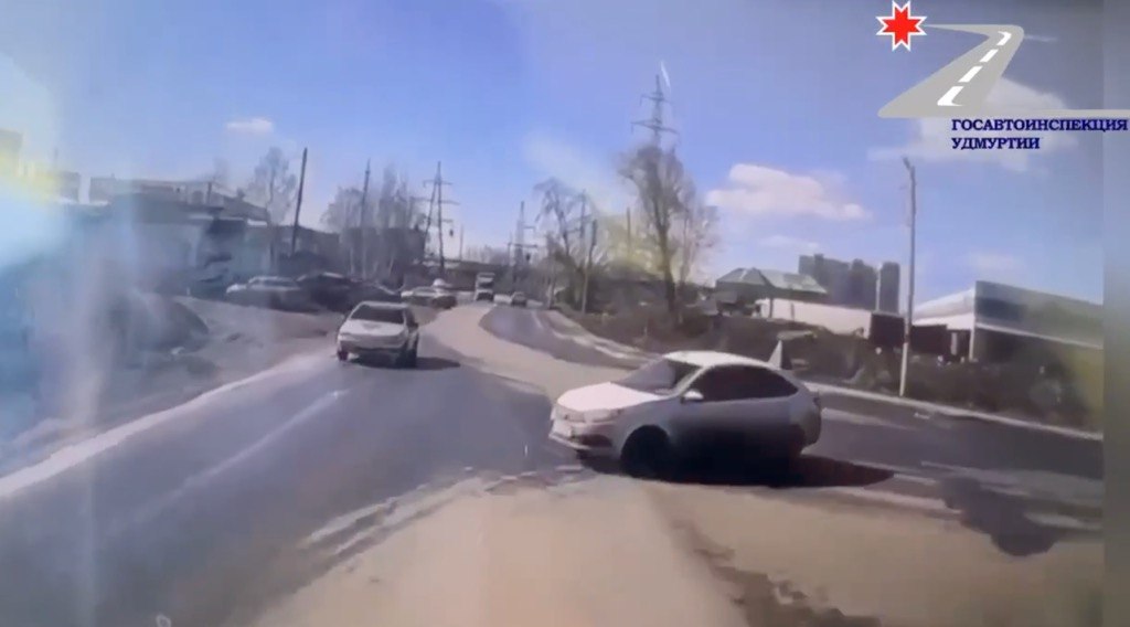 В Ижевске 5 апреля произошло смертельное ДТП в результате столкновения «легковушки» и бетономешалки «Ситрак», сообщает Госавтоинспекция Удмуртии