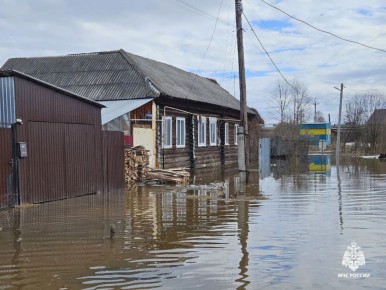 В поселке Кизнер подтопило 50 участков частных хозяйств на шести улицах