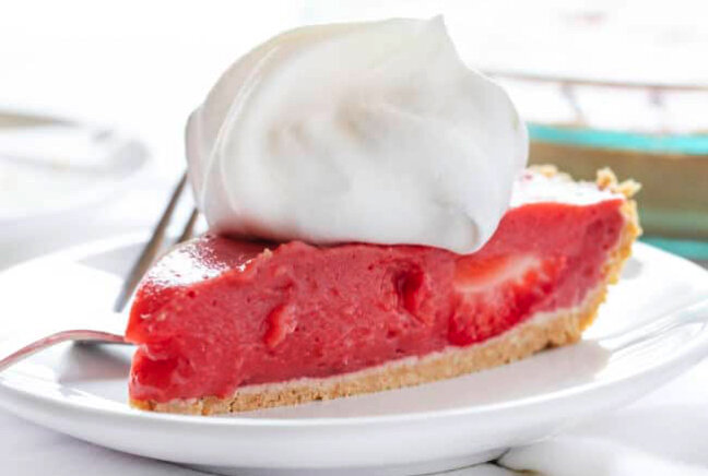 Летний десерт без забот: клубничный пирог без выпечки