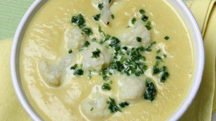 Легкий сырный суп с цветной капустой, который станет вашим весенним фаворитом