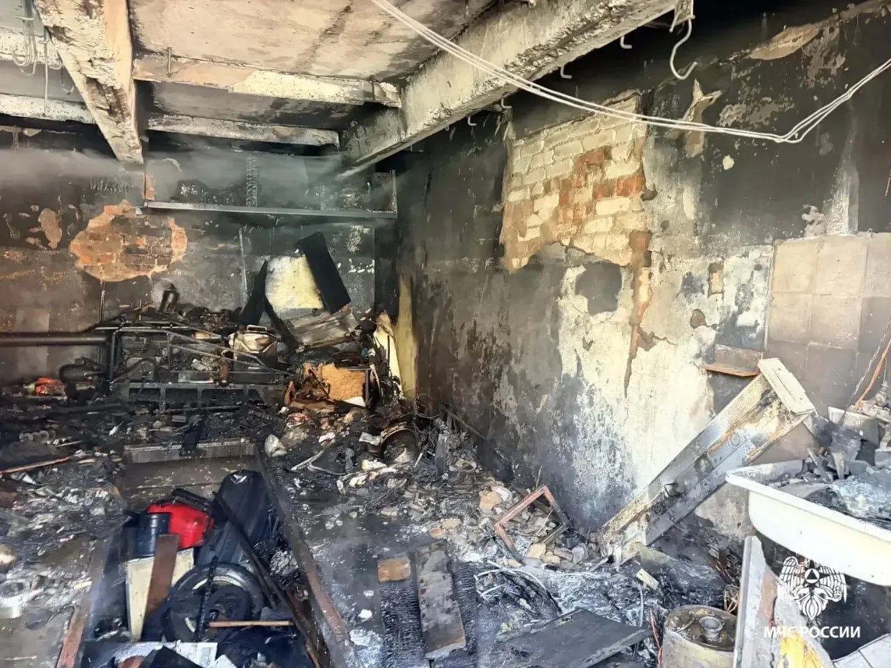 В Глазове из-за нарушения правил сварки сгорел автомобиль В Глазове из-за нарушения правил сварки сгорел автомобиль