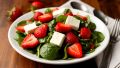 Летний салат с клубникой, шпинатом и козьим сыром: идеальное сочетание вкусов