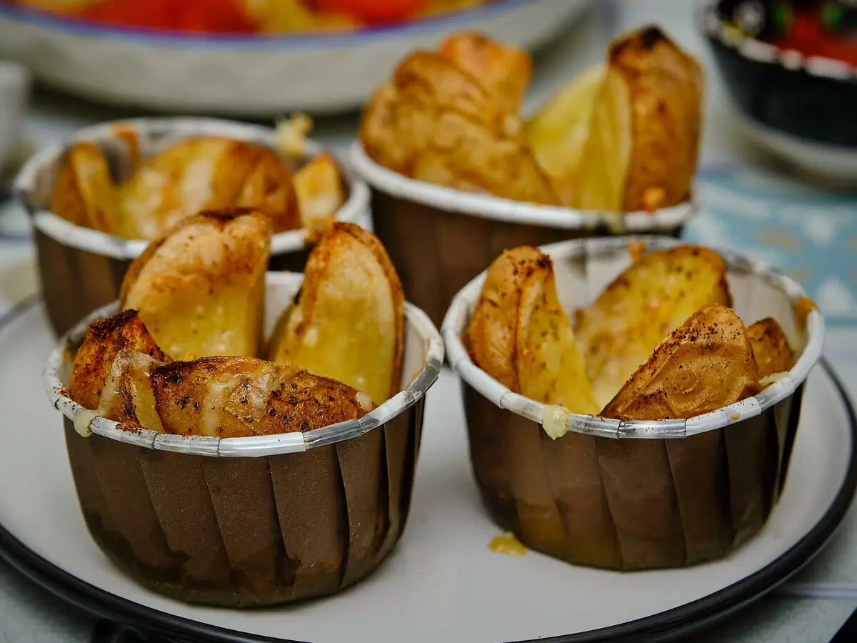 Запеченные картофельные дольки: идеальное угощение для праздника
