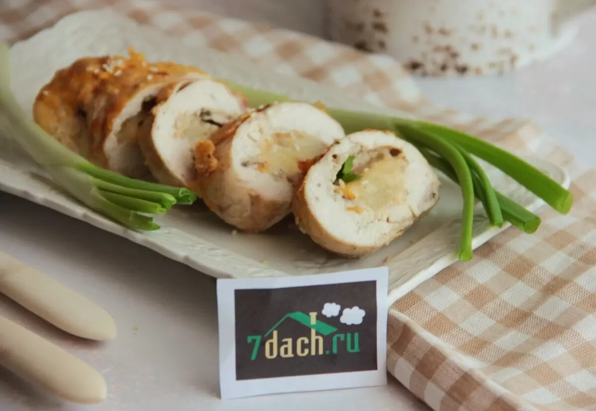 Кулинарный триумф: куриный рулет с ананасом и сыром для вашего стола