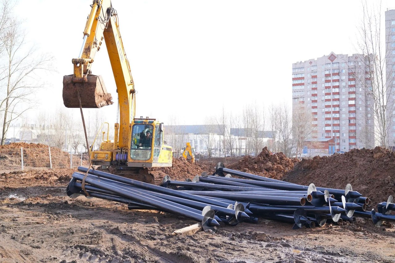 В ижевском «Ива-парке» забивают сваи под набережную и пирс В ижевском «Ива-парке» забивают сваи под набережную и пирс