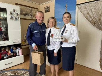Сотрудники следственного управления навестили ветерана Великой Отечественной войны