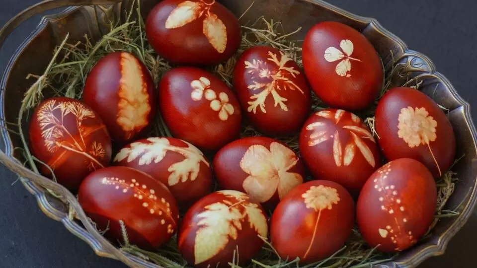 Эко-крашение яиц на Пасху: натуральный декор с использованием луковой шелухи