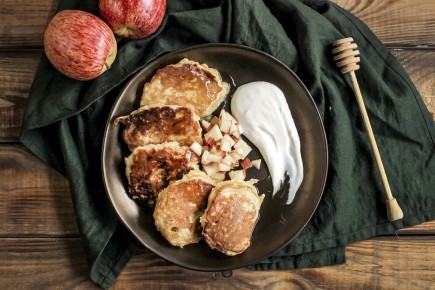 Нежные яблочные оладьи с медом и сметаной