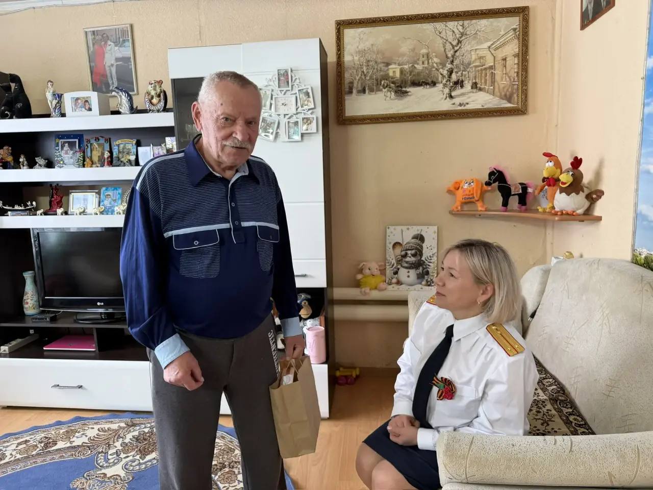 Сотрудники следственного управления навестили ветерана Великой Отечественной войны Сотрудники следственного управления навестили ветерана Великой Отечественной войны