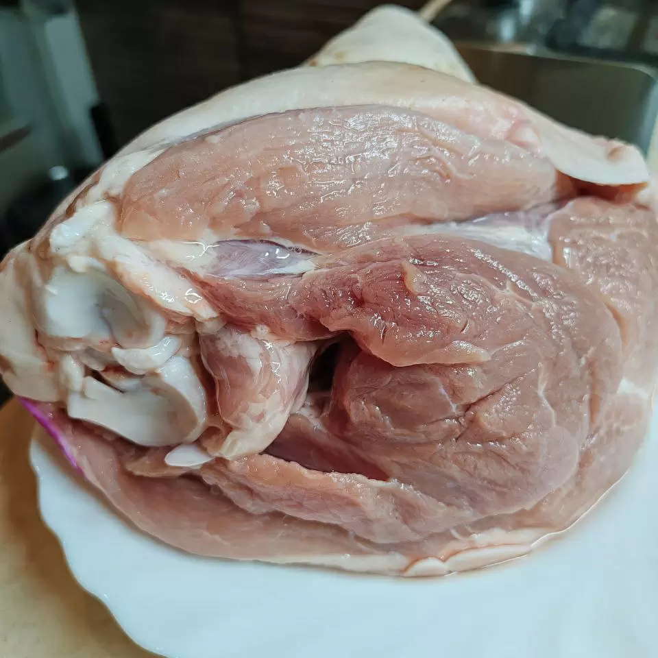 Секреты идеальной свиной рульки в темном пиве