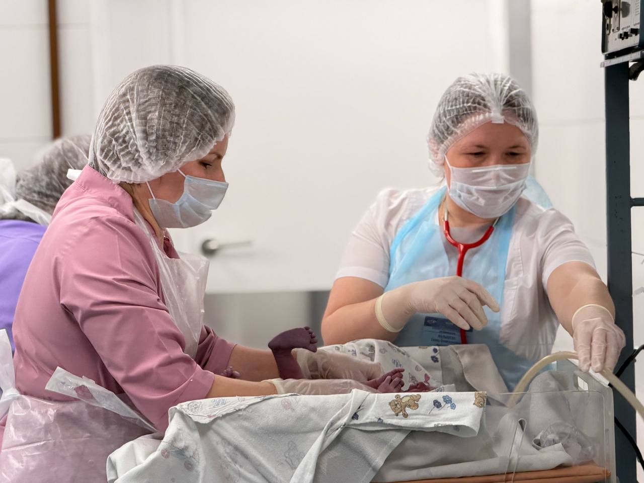 Врачи 1-й РКБ Удмуртии успешно провели сложную гибридную операцию и спасли жизнь матери и ее новорожденного ребенка Врачи 1-й РКБ Удмуртии успешно провели сложную гибридную операцию и спасли жизнь матери и ее новорожденного ребенка