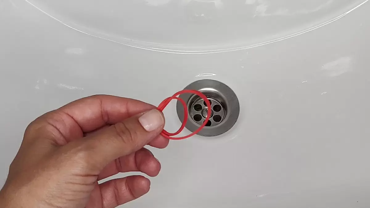Как простая резинка может спасти от засоров в сливе