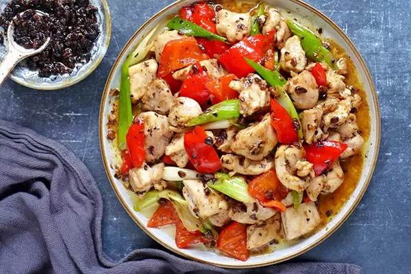 Курица под соусом из черных бобов: наслаждение за 15 минут