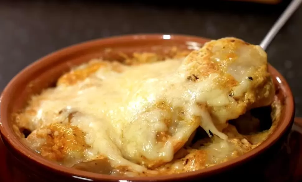 Запечённые пельмени с сыром в горшочках: простой способ удивить всю семью