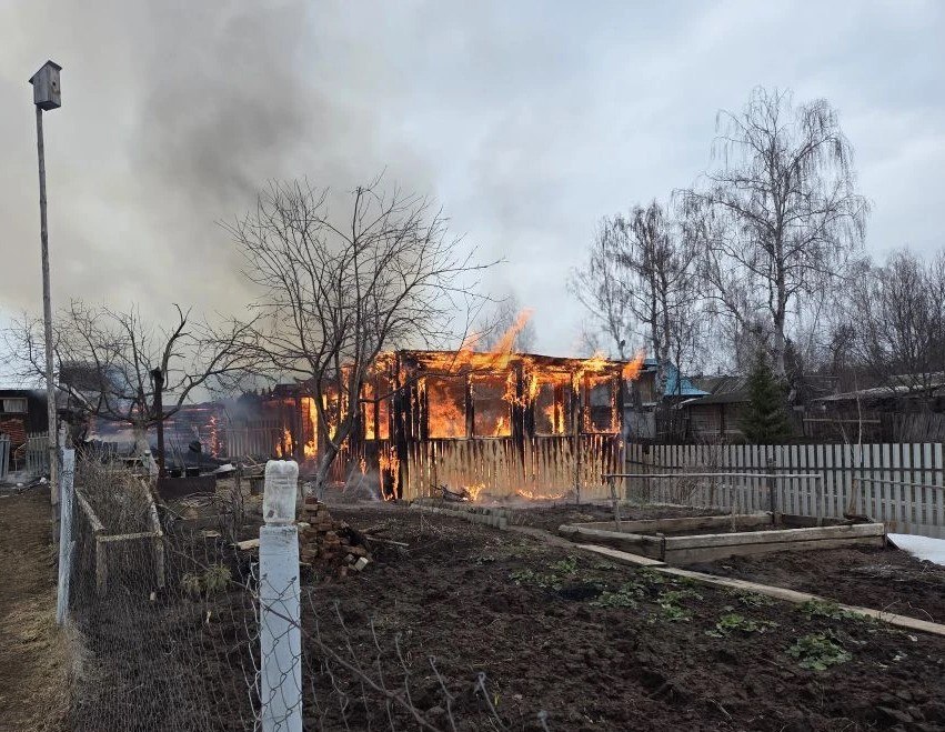Пожарные смогли отстоять от огня жилой дом на пожаре в деревне Варали Алнашского района Удмуртии