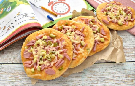 Мини-пиццы с маринованными огурцами: закуска, которая покорит сердца