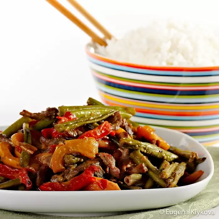 Говядина со стручковой фасолью: быстрое и полезное решение для ужина