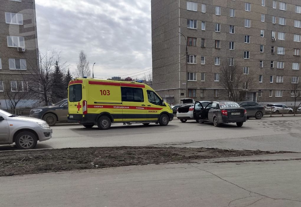 Две аварии произошли в Ижевске на одном и том же месте 14 апреля Две аварии произошли в Ижевске на одном и том же месте 14 апреля