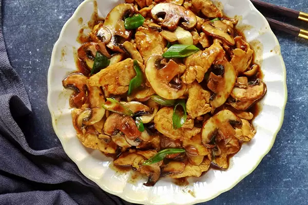 Курица с грибами: быстрая классика китайской кухни за 20 минут