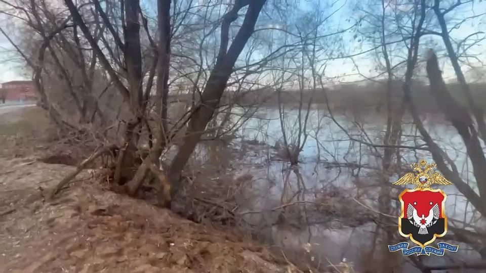 В Удмуртской Республике инспекторы ДПС оказали помощь мужчине, упавшему ночью в реку Чепца
