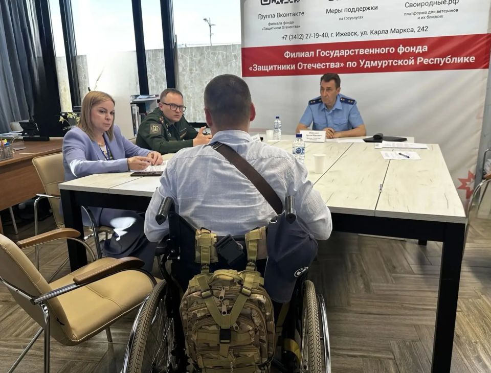 ПРОКУРОР РЕСПУБЛИКИ АРТЕМ НИКОЛАЕВ, ВОЕННЫЙ ПРОКУРОР ВЛАДИСЛАВ МИХАЛЕВИЧ И И.О. РУКОВОДИТЕЛЯ РЕГИОНАЛЬНОГО ОТДЕЛЕНИЯ ГОСУДАРСТВЕННОГО ФОНДА «ЗАЩИТНИКИ ОТЕЧЕСТВА» ЛЮБОВЬ САЛИХОВА ПРОВЕЛИ ПРИЕМ УЧАСТНИКОВ СПЕЦИАЛЬНОЙ ВОЕННОЙ...