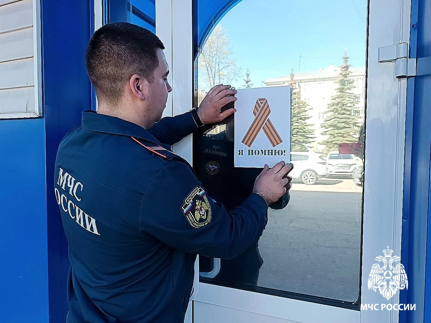 Сотрудники МЧС России в Удмуртии поддержали Всероссийскую патриотическую акцию «Окна Победы» Сотрудники МЧС России в Удмуртии поддержали Всероссийскую патриотическую акцию «Окна Победы»