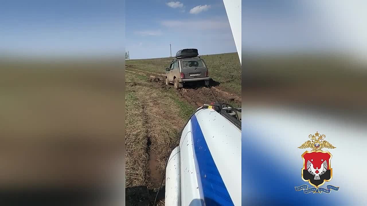 Водителю, автомобиль которого увяз в поле, помогли инспекторы ДПС в Удмуртии