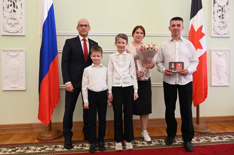 Многодетной семье из Ижевска 15 мая в Международный день семьи Глава Удмуртии Александр Бречалов вручил знак отличия «Родительская слава»