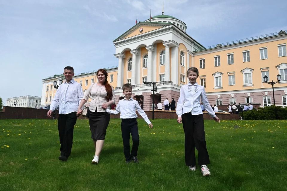 Многодетной семье из Ижевска 15 мая в Международный день семьи Глава Удмуртии Александр Бречалов вручил знак отличия «Родительская слава» Многодетной семье из Ижевска 15 мая в Международный день семьи Глава Удмуртии Александр Бречалов вручил знак отличия «Родительская слава»